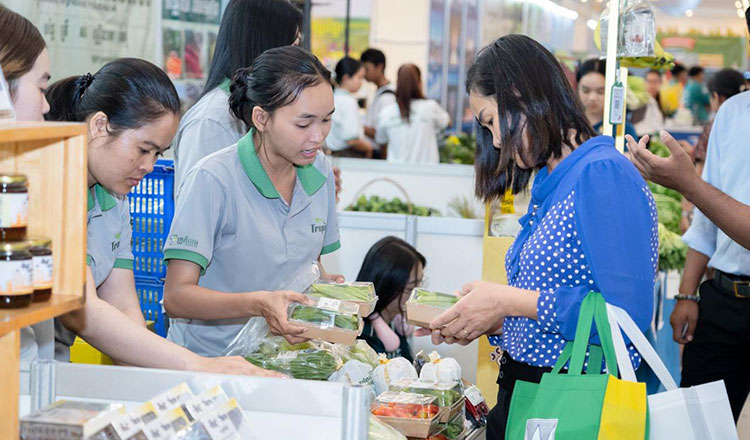 Crowds throng CAFE25